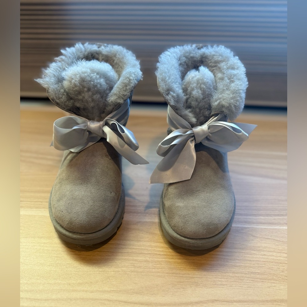 UGG Soft Gray w/ Bow, Size 6